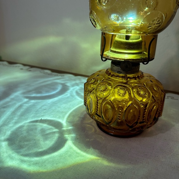 Vintage LE Smith Moon and Stars Amber Glass Oil Lamp - Picture 15 of 17